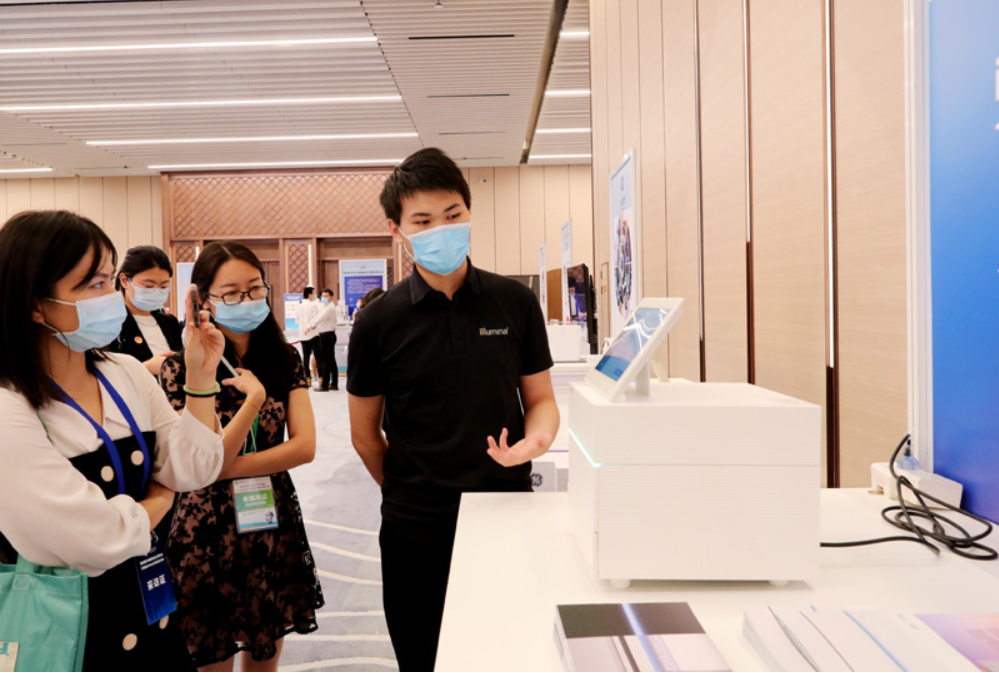 第四屆進博會食品及農產品展區(qū)、醫(yī)療器械及醫(yī)藥保健展區(qū)展前供需對接會的工作人員在介紹一臺測序儀展品